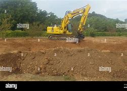 Project Excavator Komatsu Bergetar Saat Memasang Tiang Lampu